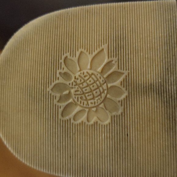 YELLOWBOX ROMONA white with gold  beaded sandals slides rubber soles SZ 8 EUC… - Picture 6 of 7